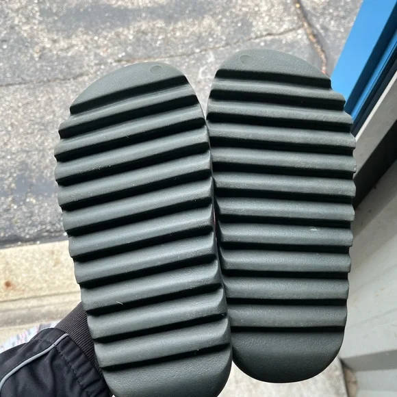 Yeezy Slides *Size 9 - Picture 4 of 6